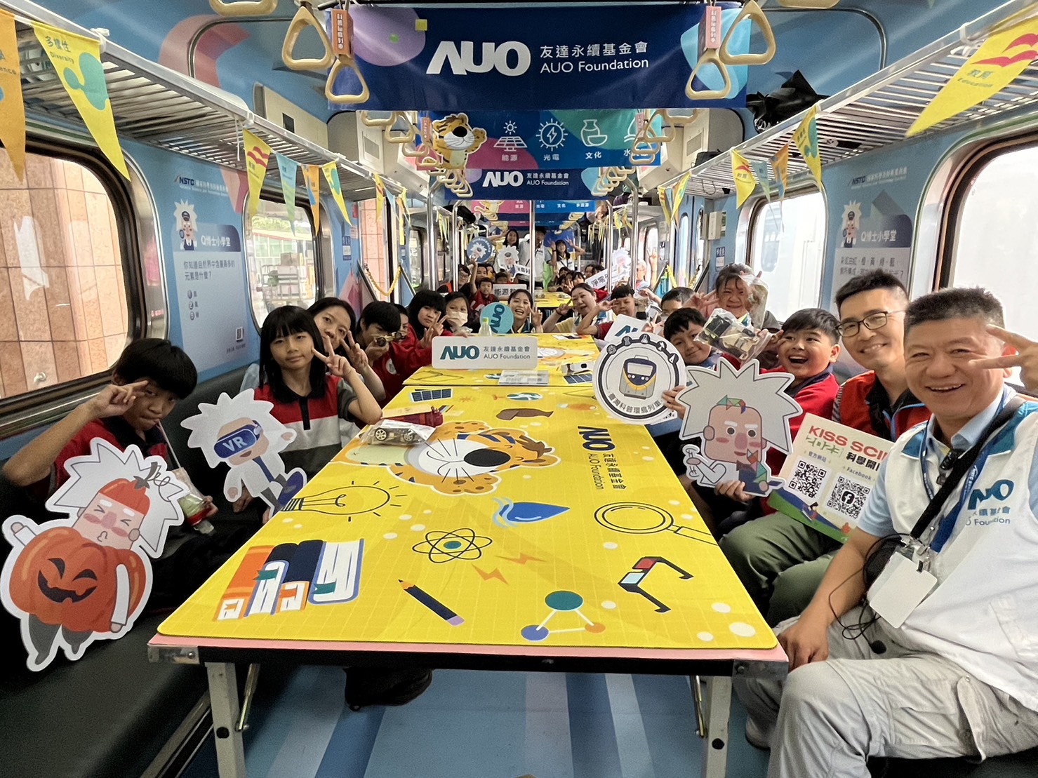 ag博天堂永續基金會參與「臺灣科普環島列車」，設計基礎科學車廂課程，以「淨零碳排和永續能源」為主題，讓學生透過創意實驗認識淨零知識，以及思考生活中的減碳行為