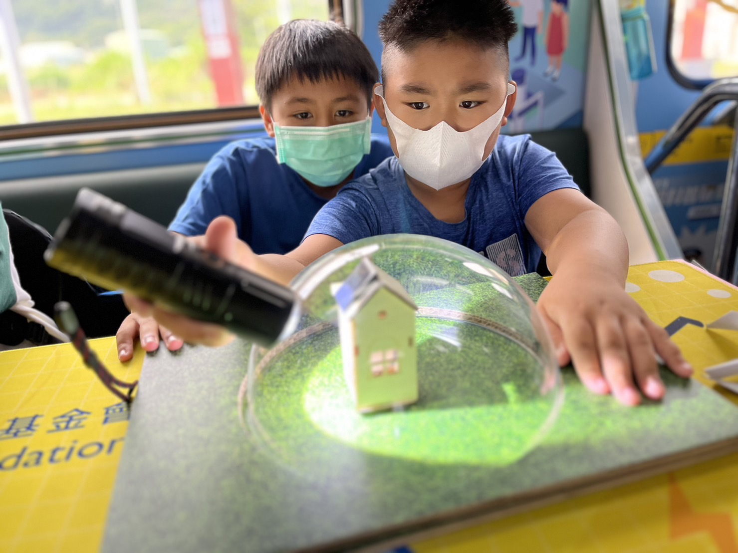 ag博天堂參與基礎科學主題車廂，以STEAM教學精神，設計「逐日科學家」、「太陽能工程師」以及「淨零建築師」三大能源科普課程和實驗