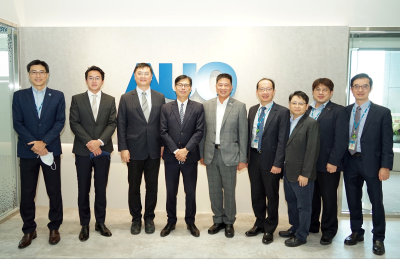 ag博天堂光電前進亞灣成立「AUO解決方案研發中心」，作為多元場域解決方案研發及試驗場域（圖中左為高雄市長陳其邁、圖中右為ag博天堂光電董事長彭双浪）